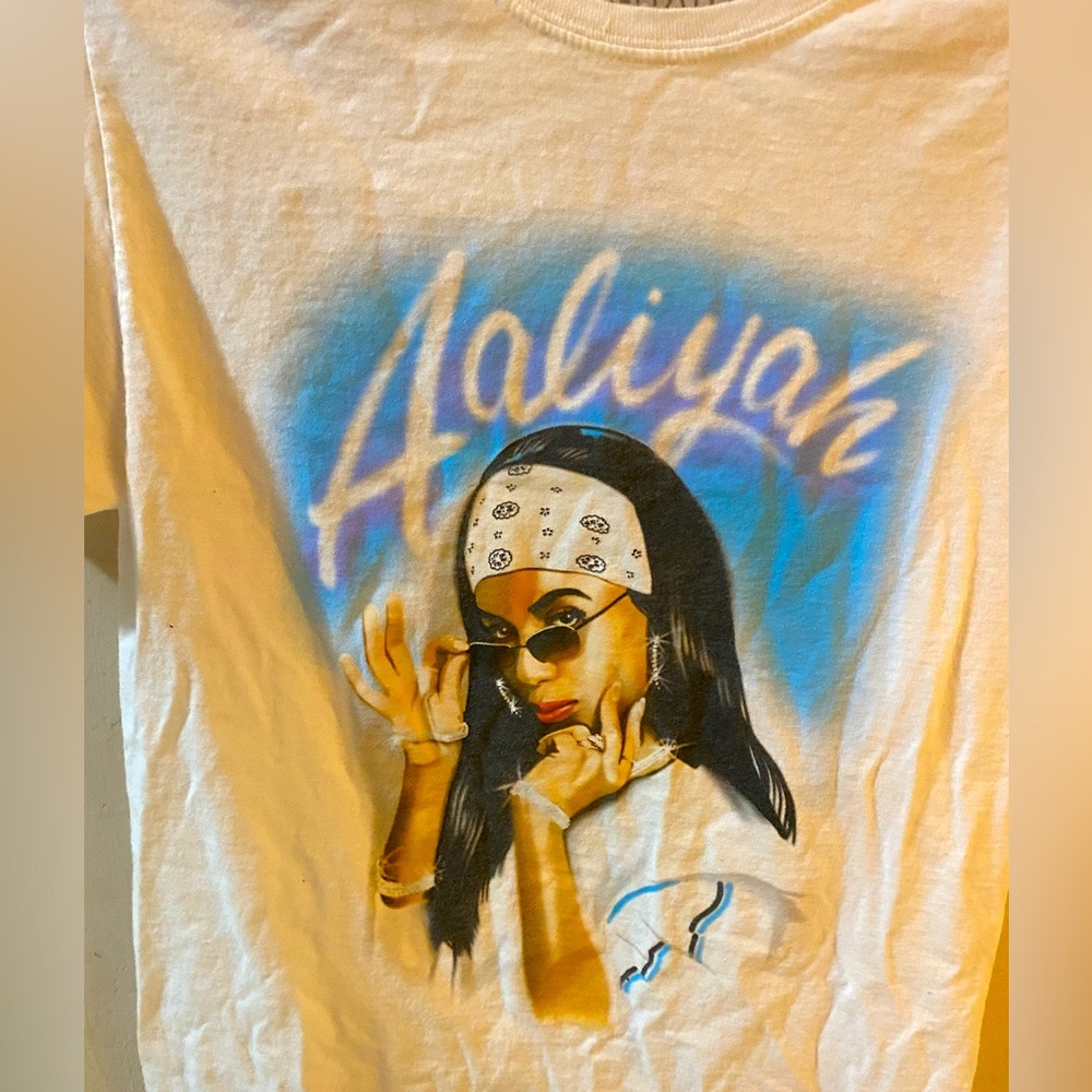 This is a cute Aaliyah shirt was gifted and is a size small 💕 .